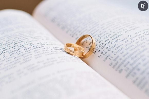 "Être fidèle revient à faire avec ton corps ce qu'un homme t'autorise à faire et à ne pas faire ce qu'il t'interdit de faire. Et ça, je ne vois pas comment ça peut être compatible avec le féminisme", écrit Sabine Valens.