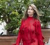 Alors que la Fashion Week de Milan bat son plein du 23 au 29 septembre, Laetitia Casta a enflammé le front row dans une robe rouge lors du défilé Ferragamo Printemps-Été 2026. L'actrice de 47 a fait sensation en portant une robe flamboyante tout en transparence et franges. Un look qui n'a pas fait l'unanimité sur les réseaux sociaux.