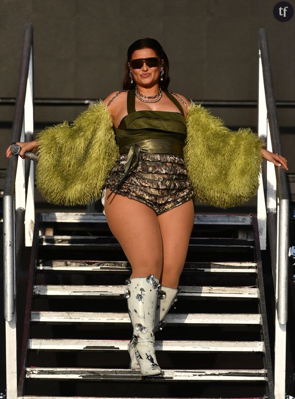 "La vraie question c'est : pourquoi la valeur d'une femme se mesure encore au fait qu'elle a plus ou moins changé depuis ses 20 ans ?", interroge une tiktokeuse aux milliers d'abonnés.