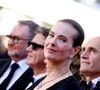 Carole Bouquet se souvient d'un déjeuner catastrophique en compagnie du réalisateur suisse, qui nous a quitté en 2022, collation au sein de laquelle Godard serait apparu comme distant et austère. Un signe d'irrespect que ce témoignage, à en lire les détracteurs.