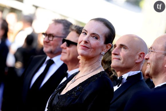 Carole Bouquet se souvient d'un déjeuner catastrophique en compagnie du réalisateur suisse, qui nous a quitté en 2022, collation au sein de laquelle Godard serait apparu comme distant et austère. Un signe d'irrespect que ce témoignage, à en lire les détracteurs.