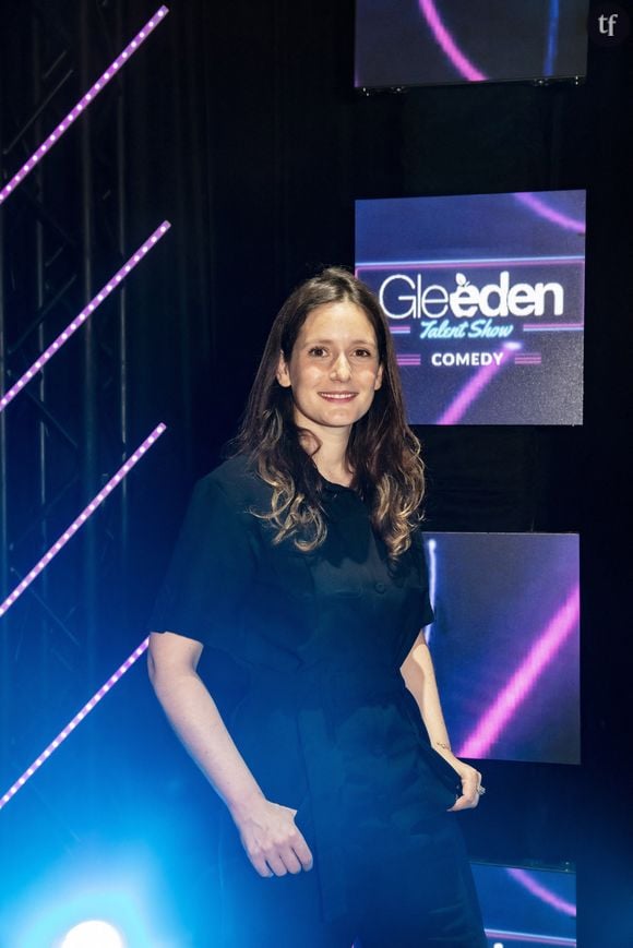 La créatrice du podcast Les mecs que je veux ken, heure d'écoute jubilatoire et particulièrement décomplexée sur la sexualité et les relations sentimentales en compagnis d'hosts de qualité, décortique son rapport à l'intime et à l'émoi aux côtés de la performeuse Lele O, dans une interview en rose très indiscrète.