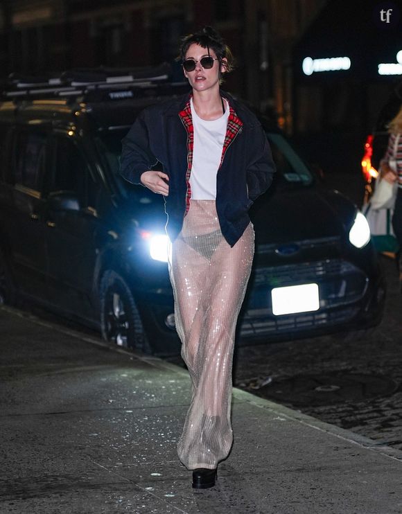 Kristen Stewart, que ferait-on sans toi ? L'égérie queer et cinéaste de grand talent, qui a parcouru un chemin fascinant depuis Twilight, ose en pleine émission la naked dress, dévoilant ses sous-vêtements dans cette robe transparente sulfureuse et controversée.