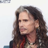 “39 ans d’écart ?!” : cette rockstar de 77 ans en couple avec une femme de 38 ans, ils font le (bad) buzz sur les réseaux sociaux