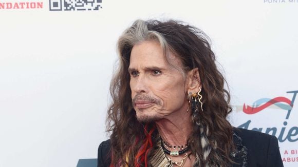 “39 ans d’écart ?!” : cette rockstar de 77 ans en couple avec une femme de 38 ans, ils font le (bad) buzz sur les réseaux sociaux