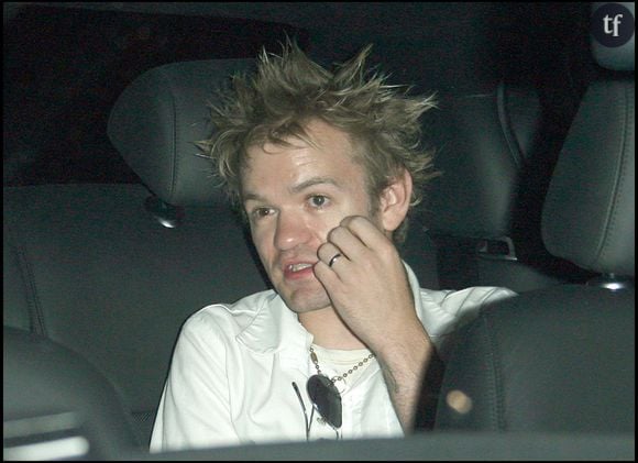 Dans ses mémoires "Walking Disaster", le leader accuse l'ancien manager du groupe de violences. À l'époque des faits, Deryck Whibley avait 18 ans, et Greig Nori, 34.