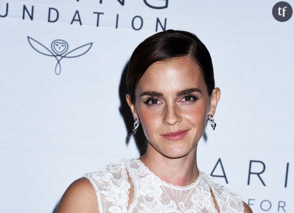 Une photo datant de 2011 a refait surface sur les réseaux sociaux. On y voit Emma Watson, alors âgée de 19 ans, sortir du club Mahiki à Londres aux côtés du producteur Harvey Weinstein, après une soirée en amont des BAFTA.