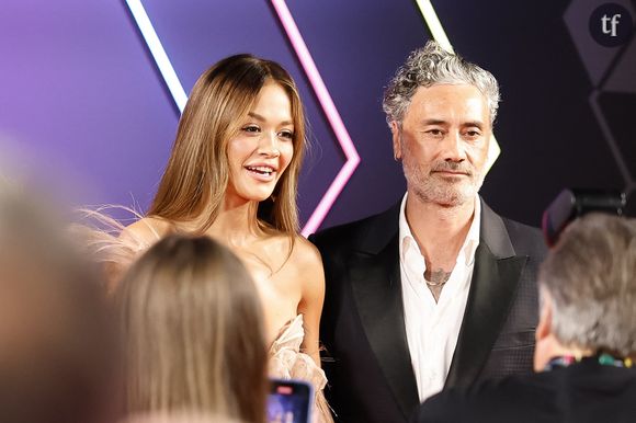 Le 26 janvier, le tabloïd TMZ a publié des photos de Rita Ora et Taika Waititi en vacances à la plage.