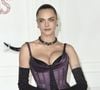 Un culot qui rime avec sensualité et style pour l'égérie fashion. On est quand même loin de Shakespeare in love et de ses bienséances (désolé Gwyneth) face au look sulfureux à retrouver ci-contre, entre le bustier et le corset, un style très décolleté et osé qui nous donne envie de relire Les hauts du Hurlevent : et cela tombe bien, c'est justement pour la sortie de la dernière adaptation en date du classique d'Emily Brontë, avec Charli xcx à la musique et Margot Robbie en tête d'affiche, que la model british s'exerce à réhabiliter cet anachronisme stylistique bienvenu et dans l'idée, pas très féministe.