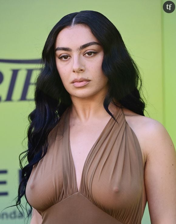 Charli XCX au Photocall du brunch "Variety" à Los Angeles, le 7 décembre 2024, inspire les plumes les moins... Subtiles.