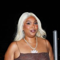 "Elle ne peut pas porter un soutien-gorge ?", "Ses seins tombent" : Lizzo s'affiche en body transparent et rend fous les haters
