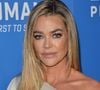 "Un jour, quand j'avais quinze ans, j'ai remarqué qu'un homme me suivait. Et soudainement, il est arrivé par derrière, a mis sa main autour de ma bouche...", relate Denise Richards.