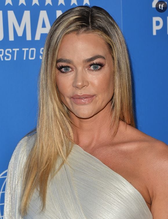 "Un jour, quand j'avais quinze ans, j'ai remarqué qu'un homme me suivait. Et soudainement, il est arrivé par derrière, a mis sa main autour de ma bouche...", relate Denise Richards.