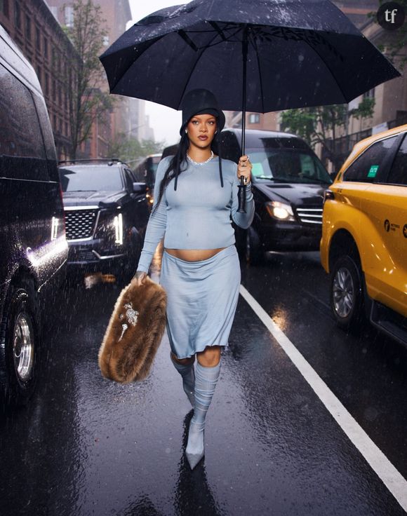 New York, NY  - Rihanna steps out in the rain, proudly debuting her baby bump ahead of the Met Gala.



Pictured: Rihanna