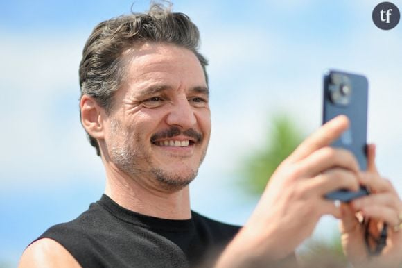 “C’est un labrador”, “l’incarnation du green flag” : Pedro Pascal premier fan de sa soeur Lux, il affiche sa fierté sur le tapis rouge de Cannes