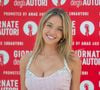Tiendrait-on là un flop évident ? Chiffres à l'appui... Pour comprendre pourquoi ce sujet est loin d'être anecdotique, il faut rappeler que Sydney Sweeney est accusée - dans cet ordre - d'une hyper sexualisation, tendance femme-objet, de sa propre personne, après avoir proposé une bougie parfumée à l'eau de son bain (oui), d'être "anti woke", particulièrement soutenue par Donald Trump et Jeff Bezos (lequel co-finance sa toute récente ligne de lingerie) et même, "anti féministe", ayant récemment taclé les critiques émises par les femmes à son égard.