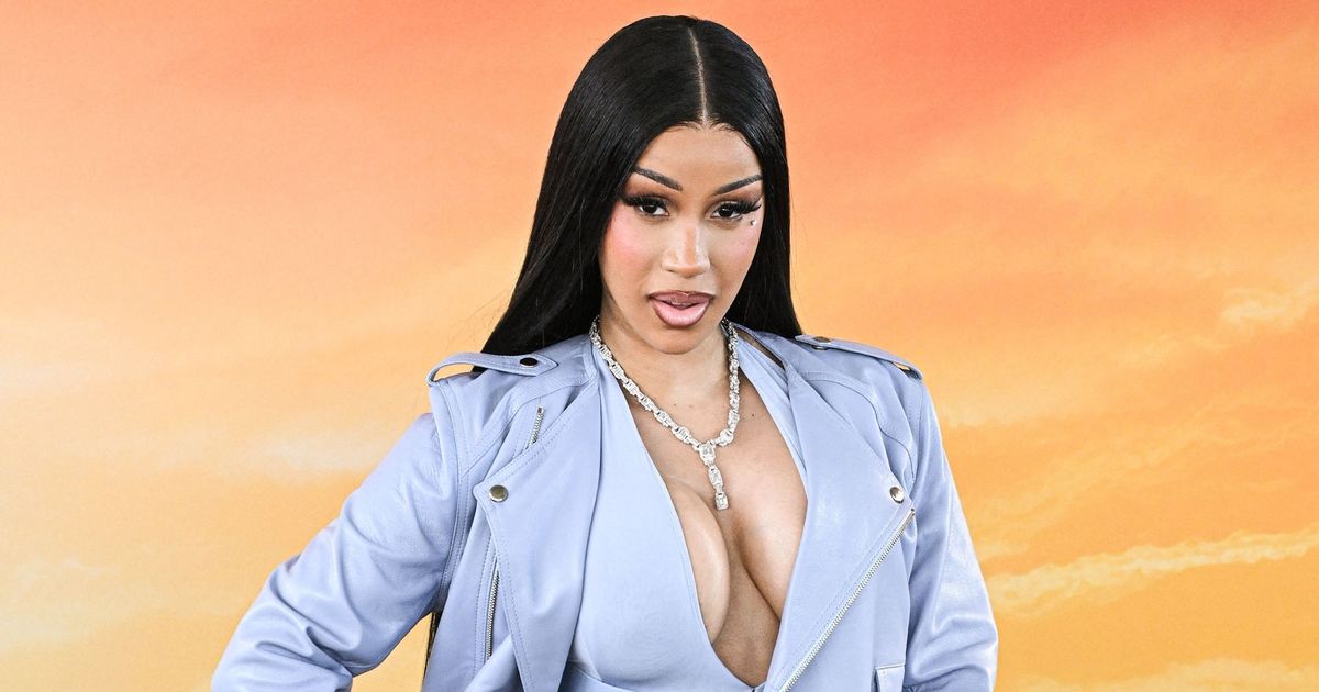 "Elles sont toutes à poil ?" : Julia Fox, Paris Hilton, Cardi B énervent les misogynes au Coachella Festival à cause de leurs looks "trop sexy"
