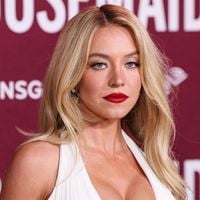 "Ce sont ses Golden Globes" : Sydney Sweeney éblouit le tapis rouge mais les porcs ne parlent que de son décolleté