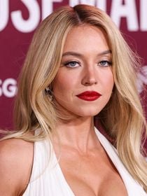 "Ce sont ses Golden Globes" : Sydney Sweeney éblouit le tapis rouge mais les porcs ne parlent que de son décolleté