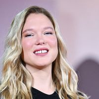 "Qu'est-ce qui lui est arrivé ?", "Elle mange bien à la cantine" : Léa Seydoux dévoile ses courbes dans une robe transparente et s'attire les critiques des grossophobes