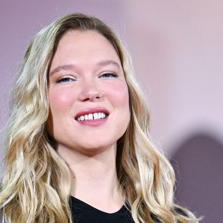 "Qu'est-ce qui lui est arrivé ?", "Elle mange bien à la cantine" : Léa Seydoux dévoile ses courbes dans une robe transparente et s'attire les critiques des grossophobes
