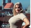 ANNA NICOLE SMITH est une légende. Icône de la revue Playboy, pin up érigée en véritable sex symbol dans les années 90, trop longtemps réduite à cette aura - telle sa grande amie de l'époque, Pamela Anderson - cette obsession des médias people d'il y a 30 ans est dramatiquement défunte, trop tôt. Et a souffert d'une sur médiatisation qui ne prenait pas forcément en compte décence et respect.