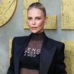 "50 ans et magnifique" : les fans en émoi devant l'évolution de Charlize Theron à travers les âges