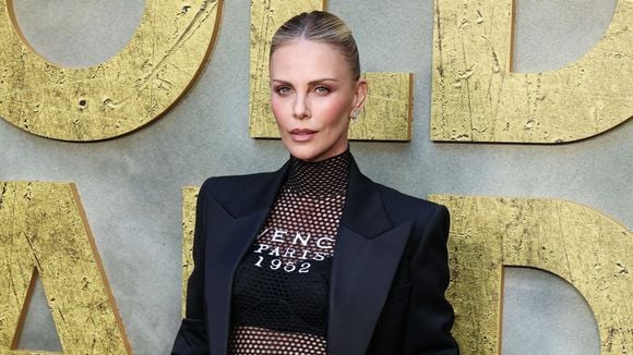 "50 ans et magnifique" : les fans en émoi devant l'évolution de Charlize Theron à travers les âges