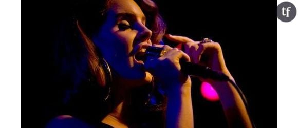 “Sa pop est lente et mélancolique, en dehors des codes et des dogmes, ses refrains ne sont ni conventionnels ni si entraînants, ses concerts ne sont pas spectaculaires. C’est une popstar qui ne fait pas de pop. Et pourtant, elle a vendu près de 40 millions d’albums”. (Sarah Dahan)