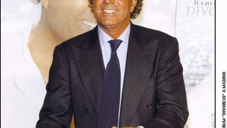 "Quel porc", "Culture du viol" : quand Julio Iglesias embrassait de force des femmes à la télévision, les internautes indignés