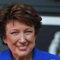 "J'aurais aimé qu'on me dise que j'étais belle" : Roselyne Bachelot se confie et se compare à la beauté de sa soeur