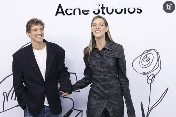 Charlotte Cardin arborait un look flamboyant au défilé Schiaparelli lors de la Fashion Week de Paris (PFW), le 6 mars 2025. Mais la vidéo du défilé mise en ligne a beaucoup fait réagir.