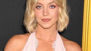 Sydney Sweeney, une "bimbo aux gros seins" ? Elle réagit et rhabille les sexistes pour l'hiver