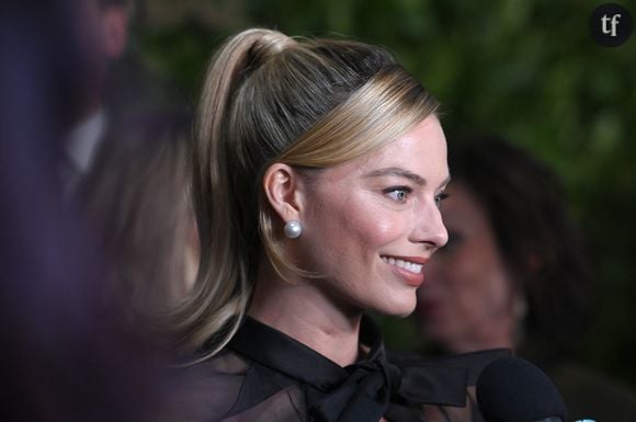 Margot Robbie est en vacances. Et elle aimerait bien le rester. Cependant, c'est sans compter sur les paparazzi qui ne prennent en considération ni sa grossesse passée ni son post partum pour interrompre la fête. Alors qu'elle passe du bon temps en compagnie de son mari en Italie, la superstar de Barbie s'est vue immortalisée par les photographes en plein mois de juillet...