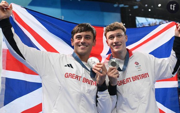 Il va aussi bousculer, à la manière d'un Timothée Chalamet, les stéréotypes de genre, et la masculinité. En s'adonnant au tricot entre deux exploits sportifs par exemple. Tricots, makeup, apparence : tout chez Tom Daley représente une bataille contre les clichés.