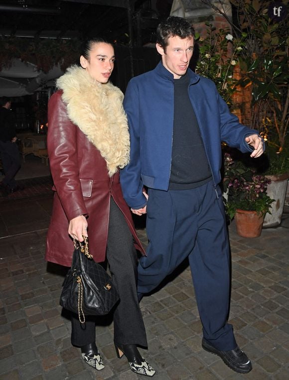La chanteuse et compositrice Dua Lipa a été vue en train de passer une soirée à Londres avec son petit ami l'acteur Callum Turner. Dua Lipa est apparue élégante dans un manteau de fourrure bordeaux, exhibant sa bague de fiançailles et un tatouage portant l'inscription PATIENCE. La chanteuse a été vue quittant le Chiltern Firehouse avec son petit ami Callum après leur soirée dans la capitale. Londres, Royaume-Uni, le 13 février 2025. Photo by Splash News/ABACAPRESS.COM