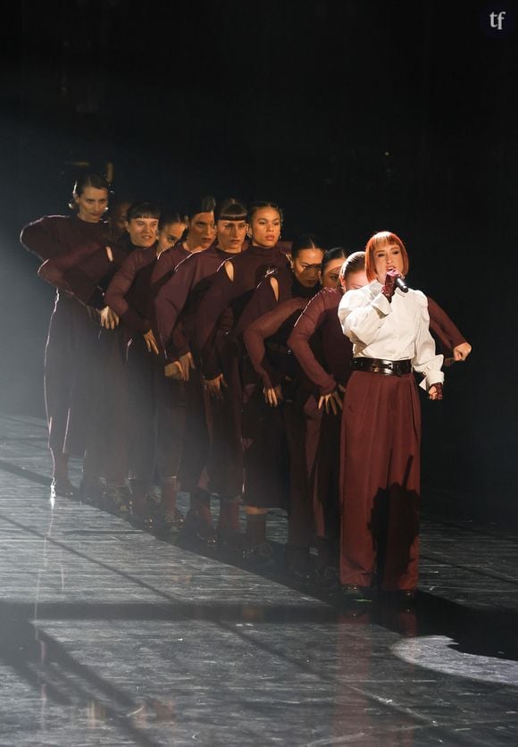 Suzane a fait retentir sur la Scène Musicale son hymne féministe, “Je t’accuse”, et a osé le geste le plus féministe et militant de toute l’Histoire des Victoires de la Musique. Une chanson devenue ritournelle de manifs, où l’artiste dénonce violences conjugales et féminicides, rhétorique anti-#MeToo et sexisme systémique. Alors que, dans le public, des hôtes portaient des pancartes affichant le prénom de victimes de meurtres misogynes, les dévoilant aux spectateurs, image puissante parmi d’autres, le visage de la chanteuse, face caméra, est demeuré jusqu’aux dernières minutes imperturbable, inflexible. Le regard fixe et l’émotion, intense, perceptible, sur ses traits et dans son souffle. Comme un cri d’indignation qui serait demeuré intérieur, étouffé.