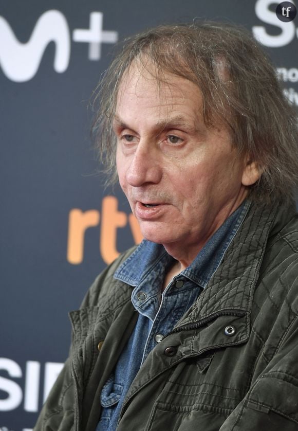 Michel Houellebecq résout les doutes de Frédéric Taddéi, son intervieweur d’un jour, dans les pages du dernier numéro du magazine Marianne, en l’abreuvant de son point de vue sur l’amitié hommes/femmes : “C’est un peu contre nature…”, dit-il. 

Ajoutant : “C’est un peu contre-nature, mais ça existe”. L’auteur croit bien davantage à l’amour qui unit les hommes et leurs animaux de compagnie - il a dédié des poèmes à son propre chien, Clément, et a déjà fait partie du jury littéraire du Prix 30 millions d’amis.