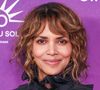 Le naturel de ses photos, sans maquillage, sans filtre apparent, est saluée par plusieurs : “Elle semble tellement naturelle”, “Un moment authentique”. 

Halle Berry épanouie en couple

L'actrice oscarisée était en compagnie de son petit-ami Van Hunt. "Le couple le plus cool" s'est exclamé un fan, tandis que d'autres soulignent que la star a l'air épanoui dans sa relation. "Cet homme lui apporte la joie qu'elle mérite", "Elle est magnifique et amoureuse, c'est super pour elle", "Halle vit sa meilleure vie et j'adore ça pour elle", commentent-ils. Depuis 2020, Halle Berry partage sa vie avec le musicien Van Hunt, qu’elle décrit comme son "âme sœur". Son compagnon a révélé avoir demandé la James Bond girl en mariage, mais celle-ci aurait dit non. "J’ai été mariée trois fois. Van a été marié une fois, et donc non, nous ne ressentons pas le besoin de nous marier pour valider notre amour de quelque manière que ce soit", a expliqué Halle Berry. "Et j'ai le sentiment que je devrais, que nous devrions nous marier, mais ce n’est pas par obligation".