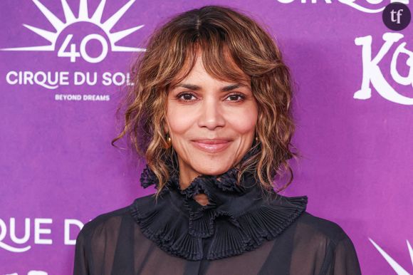 Le naturel de ses photos, sans maquillage, sans filtre apparent, est saluée par plusieurs : “Elle semble tellement naturelle”, “Un moment authentique”. 

Halle Berry épanouie en couple

L'actrice oscarisée était en compagnie de son petit-ami Van Hunt. "Le couple le plus cool" s'est exclamé un fan, tandis que d'autres soulignent que la star a l'air épanoui dans sa relation. "Cet homme lui apporte la joie qu'elle mérite", "Elle est magnifique et amoureuse, c'est super pour elle", "Halle vit sa meilleure vie et j'adore ça pour elle", commentent-ils. Depuis 2020, Halle Berry partage sa vie avec le musicien Van Hunt, qu’elle décrit comme son "âme sœur". Son compagnon a révélé avoir demandé la James Bond girl en mariage, mais celle-ci aurait dit non. "J’ai été mariée trois fois. Van a été marié une fois, et donc non, nous ne ressentons pas le besoin de nous marier pour valider notre amour de quelque manière que ce soit", a expliqué Halle Berry. "Et j'ai le sentiment que je devrais, que nous devrions nous marier, mais ce n’est pas par obligation".