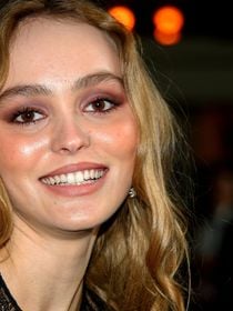 Lily Rose Depp se met à nu en "naked dress", une tenue aussi controversée que féministe