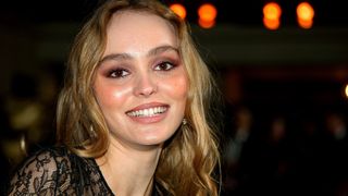 Lily Rose Depp se met à nu en "naked dress", une tenue aussi controversée que féministe