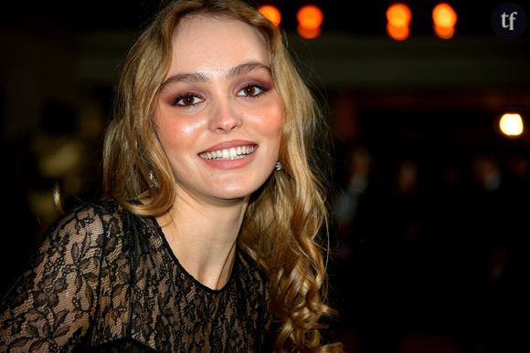 Lily Rose Depp se met à nu en "naked dress", une tenue aussi controversée que féministe