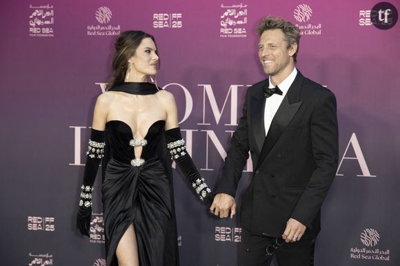 "Elle est enceinte ?", "elle est vieille" : à 44 ans, Alessandra Ambrosio s'affiche en bikini et se fait bodyshamer