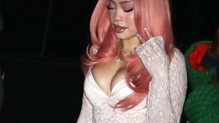 "Indécent", "En culotte face à des familles" : cette célèbre chanteuse fait polémique pour sa tenue "trop sexy"