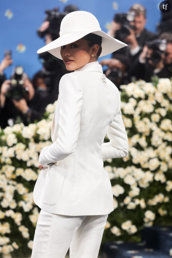 Au défilé Louis Vuitton, ayant trouvé le juste milieu entre sexy et épure, sur les images à retrouver ci-dessous, elle arbore effectivement une tenue emblématique : une mini-jupe argentée qui l’érige encore en super justicière.