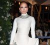 En mode booty comme elle en a l'habitude sur scène ou face aux paparazzi, Jennifer Lopez assume plus que jamais son corps et sa sensualité. J-Lo hyper glam et fière de l'être, à 55 ans. Une riposte ravageuse contre l'âgisme qui rend fous ses fans, célébrant sa "sexy-ness" jamais contestée, mais qui cependant... Semble agacer les sexistes les plus aguerris.