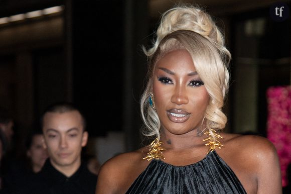 Si certains y voient de la vulgarité, d'autres saluent l'audace d'une artiste qui assume sa féminité. Au-delà des polémiques vestimentaires, cette déferlante de critiques révèle surtout les stéréotypes tenaces qui pèsent encore sur les femmes noires dans l'espace public. Aya Nakamura, en choisissant cette robe transparente, nous rappelle involontairement que le chemin vers l'égalité est encore long.