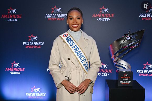 "La même haine que vous mettez dans ces commentaires qui parlent de mon poids, j'espère que vous mettez exactement la même force quand vous poussez des altères à la salle et pas quand vous levez un paquet de chips Lays sur votre canapé et que vous prenez votre pouce droit pour écrire des commentaires d'une atrocité pareille", a-t-elle déclaré.