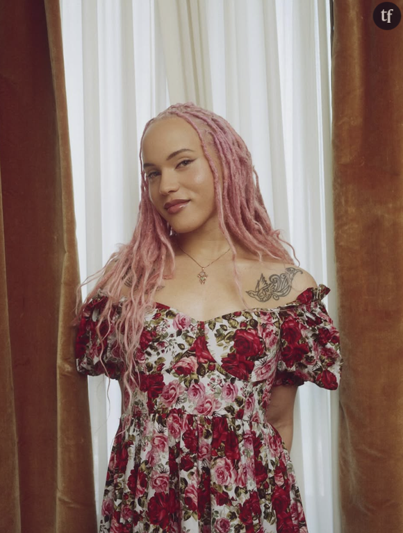 La jeune femme a déclaré avoir commencé une thérapie hormonale en novembre 2024.